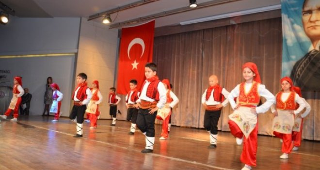 Halk oyunları şöleninde büyük coşku...