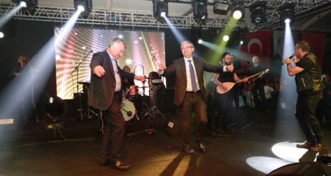 Haluk Levent istedi Başkan Akpınar ile Başkan Karalar çiftetelli oynadı