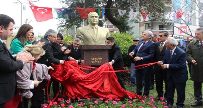 Haydar Aliyev'in heykeli açıldı...