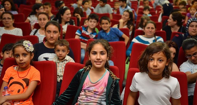 Haydi çocuklar tiyatroya