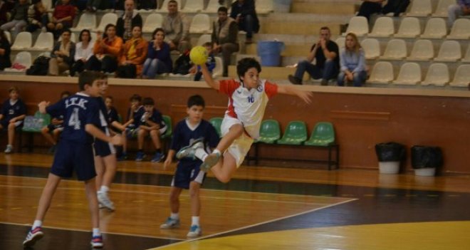 Hentbolda şampiyonluk İzmir Üniversitesi’nin