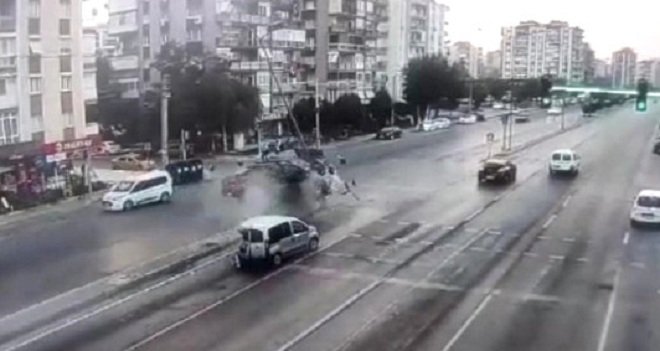 Hızını alamayan kamyonet duran araca çarptı...