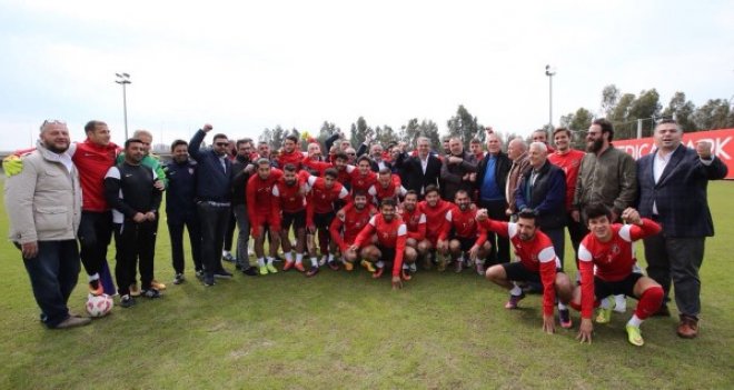 Başkan Akpınar antrenmanı ziyaret etti, primleri ödedi