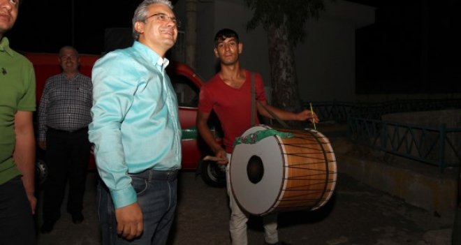 HÜSEYİN MUTLU AKPINAR, SAHURDA DAVULCULARLA DOLAŞTI