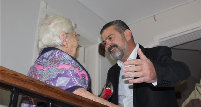 Huzurevi sakinlerine karanfilli ziyaret