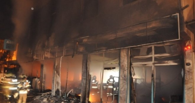 İçinde müşteriler varken marketi yaktılar