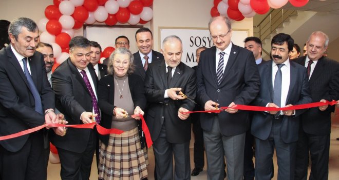 İKÇÜ öğrencileri için ‘Sosyal Market’ açıldı