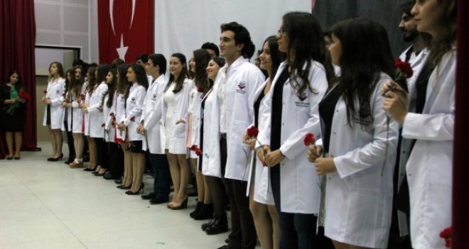İKÇÜ’nün genç tıpçılarında beyaz önlük heyecanı 