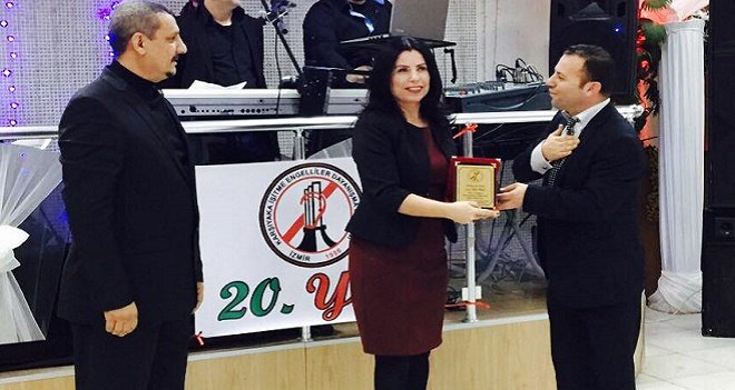 İşitme Engelliler Derneği'nden Yücel'e teşekkür plaketi... 