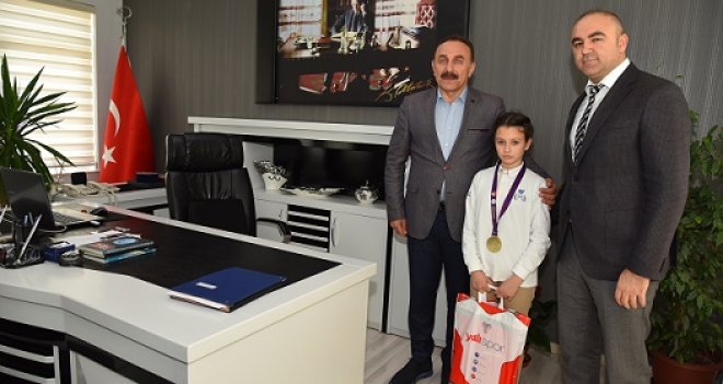 İslamoğlu, Karşıyakalı Buz Pateni Türkiye Şampiyonunu Ödüllendirdi