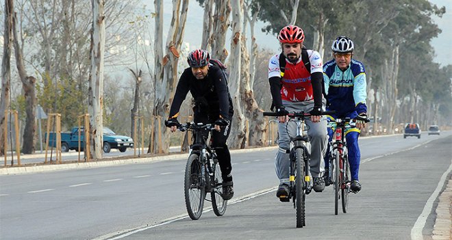 İzmirliler, 1 ayda bisikletle dünya çevresinde 2 tur attı