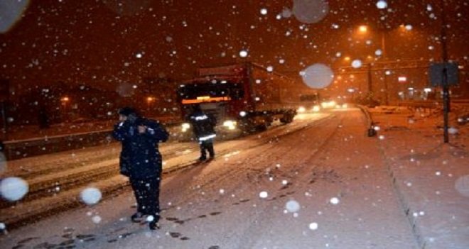İzmir-Ankara karayolu kapandı, uçak seferleri iptal
