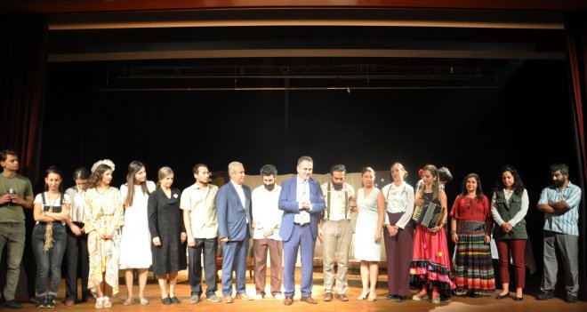 İzmir Barosu Tiyatro Topluluğu seyircisiyle buluştu
