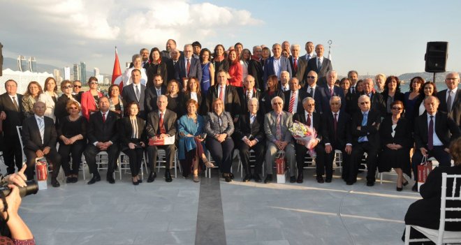 İzmir Barosu'nun en kıdemlileri plaketlerini aldı
