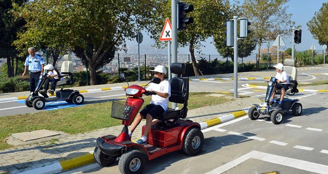 İzmir Büyükşehir, öğrenciler için trafik eğitimlerine başladı