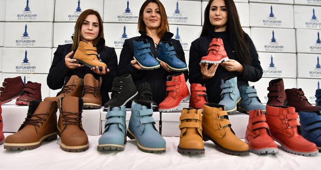 İzmir Büyükşehir'den çocuklara 40 bin çift bot