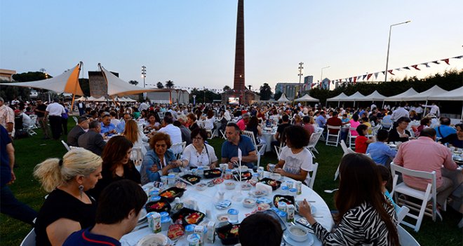 İzmir Büyükşehir'den engelliler ve aileleri için iftar sofrası...