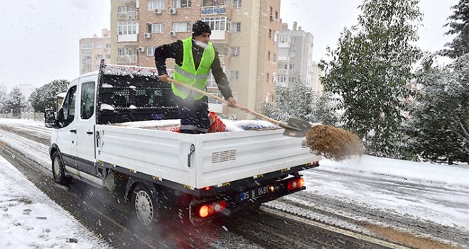 İzmir Büyükşehir'den kar seferberliği