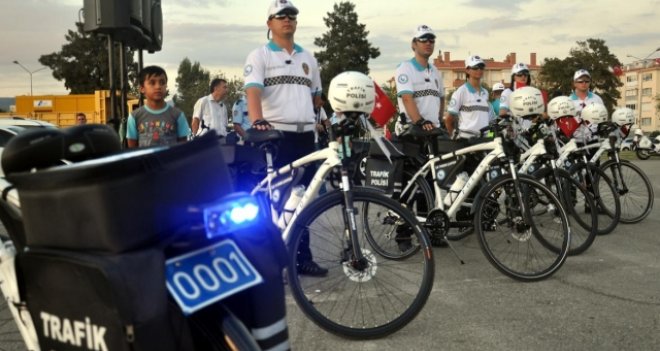 İzmir emniyetinden İzmir takımlarının renklerinde trafik uyarısı