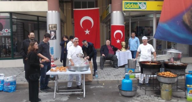 İzmir İl Fakirleri Derneği'nin Ata Lokma etkinliğine ilgi büyüktü
