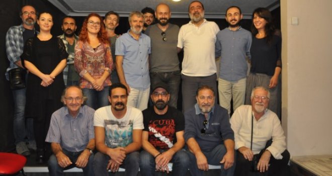 İzmir tiyatroları el ele verdi