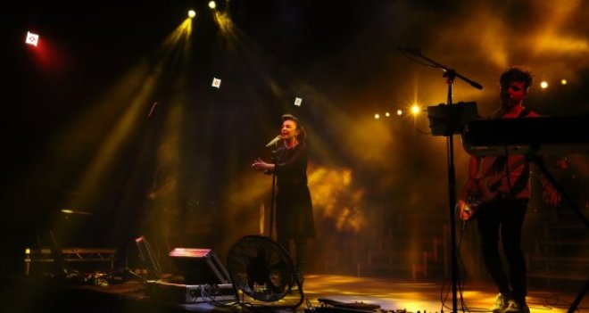 İzmir Üniversiteliler, Model şarkıları ile şenlendiler