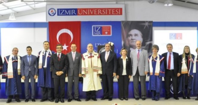 İzmir Üniversitesi 7. Akademik yılı törenle başladı