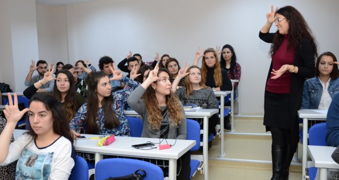 İzmir Üniversitesi engel tanımayan sağlık personelleri yetiştiriyor