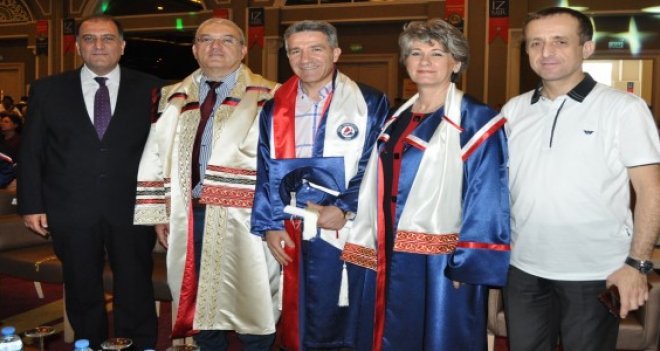 İzmir Üniversitesi Hastanesi Genel Müdürü Kubba cübbe giydi