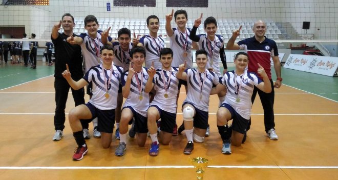 İzmir Üniversitesi Küçük Erkek Voleybol Takımı İzmir Şampiyonu