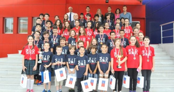 İzmir Üniversitesi Spor Kulübü sporcuları gururlandırdı