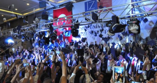 İZMİR ÜNİVERSİTESİ'NDE 5.KEZ MEZUNİYET SEVİNCİ YAŞANDI