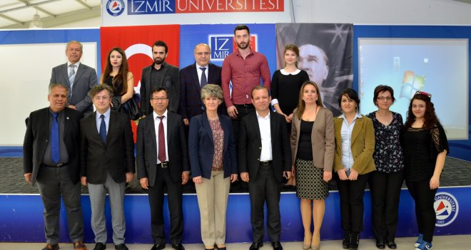 İzmir Üniversitesi'nde 