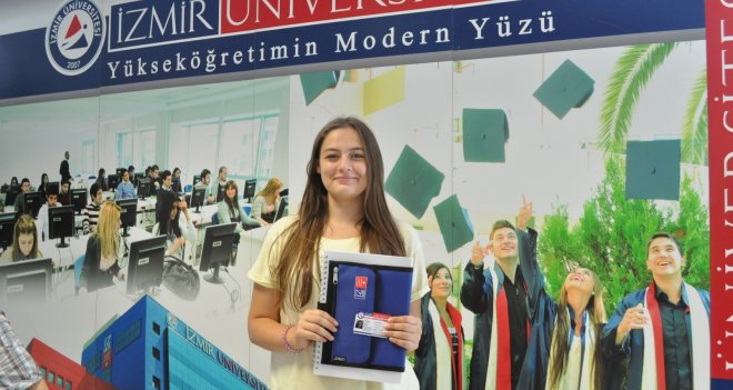 İzmir Üniversitesi'nde her iki öğrenciden birine burs
