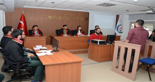 İzmir Üniversitesi'nde kurgusal duruşma salonu açıldı