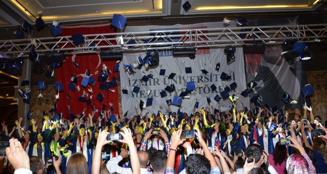 İzmir Üniversitesi’nde mezuniyet gururu