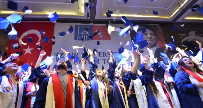 İzmir Üniversitesi'nde mezuniyet gururu
