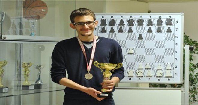 İzmir Üniversitesi'nin satrançtaki gururu