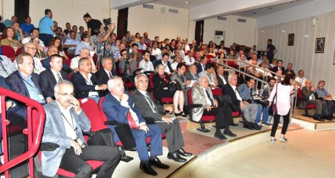 İzmir ve Deprem Konferansı başladı