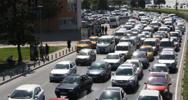 İzmir yeni eğitim yılına yoğun trafikle başladı