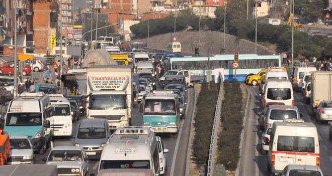İzmir'de 1 milyondan fazla motorlu araç var