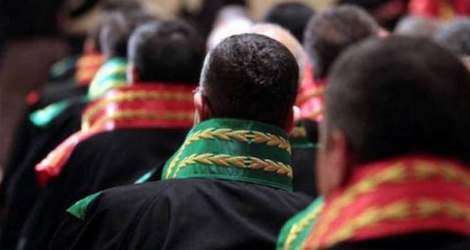 İzmir'de 19 hakim ve 5 savcı tutuklandı