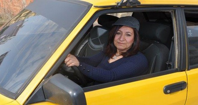 İzmir'de 2 Bin Lira maaşla kadın taksici aranıyor