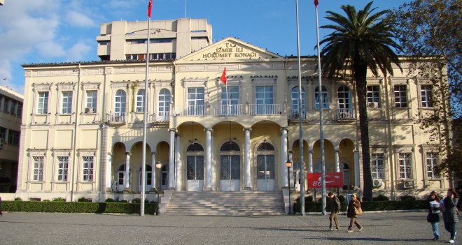 İzmir'de 2 Vali Yardımcısı ve 1 Kaymakam görevden alındı