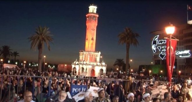 İzmir'de Binler Kadir Gecesi'nde Aynı Safta Namaza Durdu