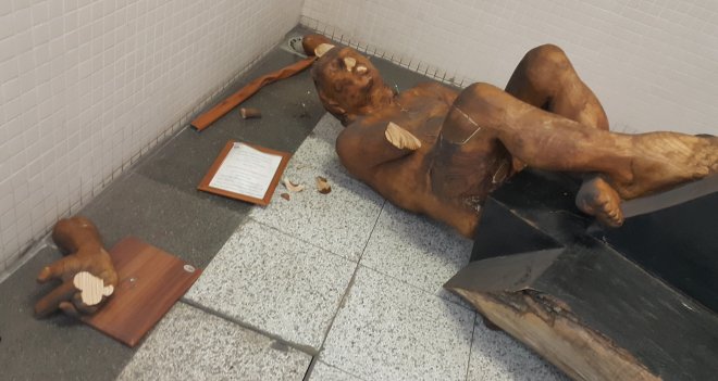 İzmir'de heykele saldırdılar