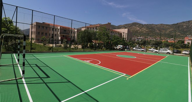 İzmir'de okul sahaları renklendi