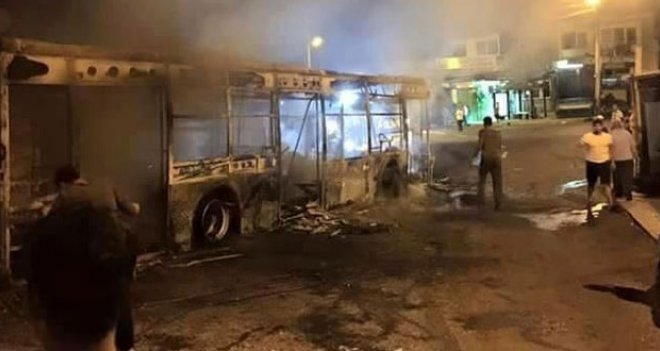 İzmir'de otobüs yakıldı...