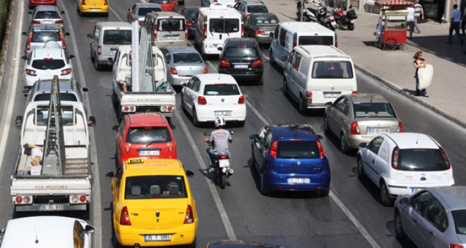 İzmir'de trafiğe kaydı yapılan taşıt sayısı arttı