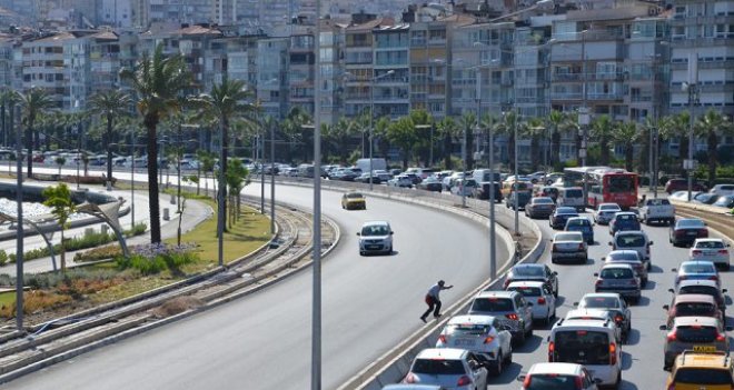 İzmir'de trafiğe kaydı yapılan taşıt sayısı azaldı